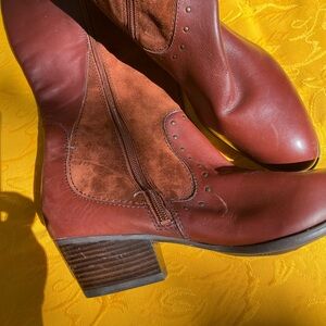 Leather heels reddish color with zipper